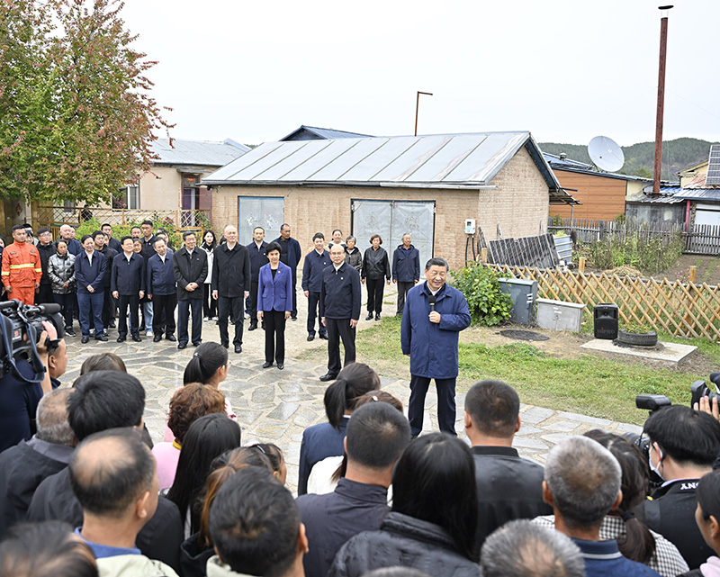 9月6日至8日，中共中央總書記、國(guó)家主席、中央軍委主席習(xí)近平在黑龍江考察。這是6日下午，習(xí)近平在大興安嶺地區(qū)漠河市北極村考察時(shí)，同當(dāng)?shù)厝罕娪H切交流。