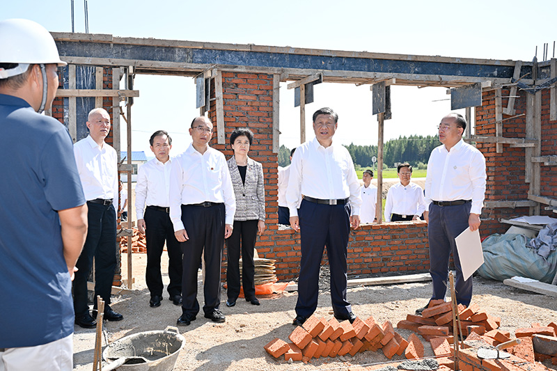 9月6日至8日，中共中央總書記、國(guó)家主席、中央軍委主席習(xí)近平在黑龍江考察。這是7日上午，習(xí)近平在遭受洪澇災(zāi)害的哈爾濱尚志市老街基鄉(xiāng)龍王廟村，察看水毀房屋重建情況。