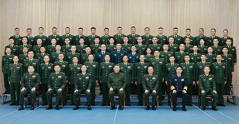11月29日，中共中央總書記、國家主席、中央軍委主席習(xí)近平到武警海警總隊東海海區(qū)指揮部視察。這是習(xí)近平親切接見東海海區(qū)指揮部有關(guān)同志，同大家合影留念。